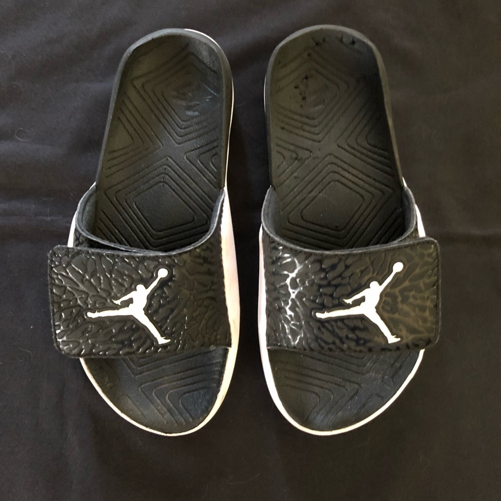 Jordan black & white slides size 5Y